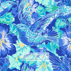 Op de afbeelding: Een naadloos patroon met blauwe vogels in vlucht tussen blauwe en turquoise bloemen. Het ontwerp bevat een verscheidenheid aan blauwtinten, met gele accenten in de bloemcentra. De tekst "patternizm" en "NON-EXCLUSIVE SEAMLESS PATTERN" zijn zichtbaar.