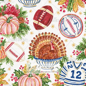 Peut inclure: Un motif répétitif illustrant des ballons de football, un ballon de basket, une dinde dans un bol, des citrouilles, des branches de pin, des baies rouges et un maillot bleu et blanc portant le numéro 12, avec de petites étoiles dorées sur fond blanc.