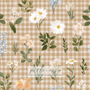 Könnte beinhalten: Nahtloses Aquarell-Blumenmuster mit weißen Gänseblümchen, pfirsichfarbenen und weißen Blumen sowie blauen Wildblumen auf einem karierten Hintergrund in Beige und Weiß. Der Text "patternizm" und "NON-EXCLUSIVE SEAMLESS PATTERN" sind ebenfalls sichtbar.