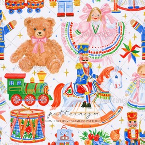 Könnte beinhalten: Ein nahtloses Muster mit Aquarellillustrationen von Vintage-Spielzeug auf weißem Hintergrund, darunter ein brauner Teddybär mit rosa Schleife, eine Puppe im rosa Kleid, eine grüne Dampflokomotive, ein Nussknacker auf einem Schaukelpferd und eine Trommel.