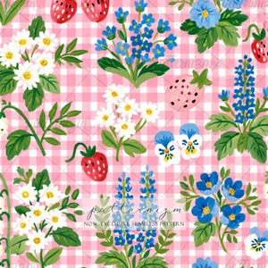 Puede incluir: Un patrón sin costuras con fresas, margaritas, pensamientos azules y blancos y otras flores azules sobre un fondo rosa de cuadros. El patrón incluye el texto "patternizm" y "NON-EXCLUSIVE SEAMLESS PATTERN".