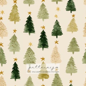 Op de afbeelding: Een naadloos patroon met aquarel kerstbomen in groen en beige, versierd met gouden sterren. De bomen zijn van verschillende stijlen en zijn verspreid over een crèmekleurige achtergrond. De tekst "patternizm" en "NON-EXCLUSIVE SEAMLESS PATTERN" staan onderaan.