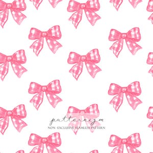 Op de afbeelding: Waterverfpatroon van roze gingham strikken op een witte achtergrond. De strikken zijn gelijkmatig verdeeld en hebben een klassiek geruit ontwerp. De afbeelding bevat de tekst "patternizm" en "NON-EXCLUSIVE SEAMLESS PATTERN".