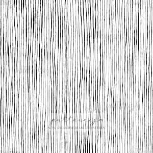 Op de afbeelding: Een naadloos patroon met verticale zwarte lijnen op een witte achtergrond. De lijnen variëren in dikte en afstand, wat een getextureerd, handgetekend uiterlijk creëert. De tekst "patternizm" en "NON-EXCLUSIVE SEAMLESS PATTERN" staat onderaan.