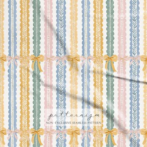 Puede incluir: Un patr&oacute;n sin costuras con rayas verticales en tonos pastel de azul, amarillo, verde y rosa. Las rayas tienen bordes festoneados y est&aacute;n adornadas con lazos. El texto "patternizm" y "NON-EXCLUSIVE SEAMLESS PATTERN" son visibles.