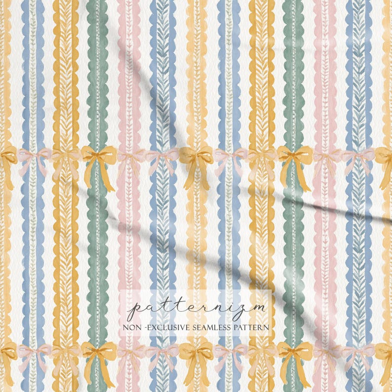Puede incluir: Un patr&oacute;n sin costuras con rayas verticales en tonos pastel de azul, amarillo, verde y rosa. Las rayas tienen bordes festoneados y est&aacute;n adornadas con lazos. El texto "patternizm" y "NON-EXCLUSIVE SEAMLESS PATTERN" son visibles.