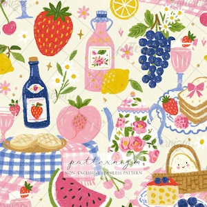 Könnte beinhalten: Eine skurrile Illustration mit Picknickelementen. Enthält eine rote Erdbeere, eine blaue Flasche mit Erdbeeretikett, eine rosa Flasche mit floralen Akzenten, einen Pfirsich, Trauben, Zitronen und eine Teekanne mit Blumendesign. Der Hintergrund ist cremefarben.