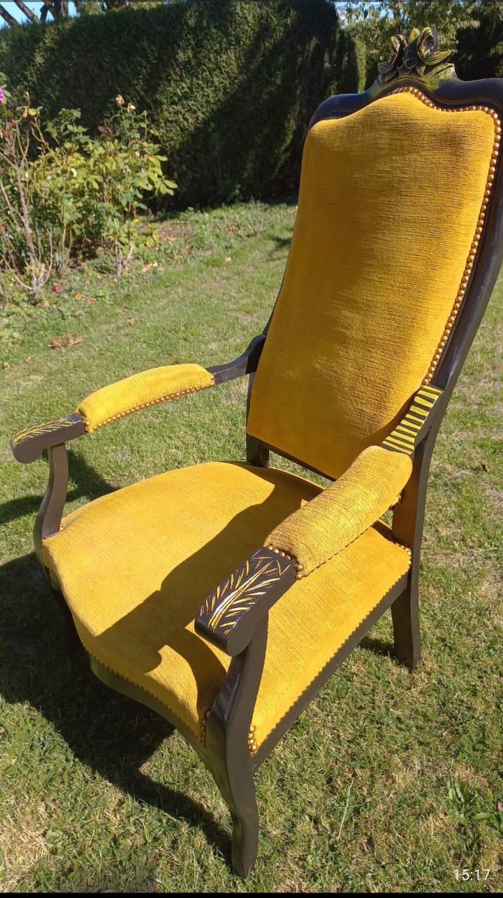 Fauteuil Jaune Relooké Par Une Artiste , Pièce Unique. Dessin D'un Bourdon Sur Le Dos