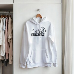 Milfhunter Hoodie - Grappige hoodie met tekst - Witte trui met typografie - Unisex humoristische hoodie - Minimalistische streetwear - Vrijgezellenfeest afbeelding 2