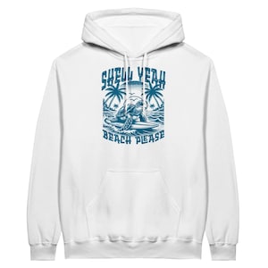 Könnte beinhalten: Weißer Kapuzenpullover mit blauem Aufdruck. Das Design zeigt eine surfende Schildkröte, Palmen und den Text "SHELL YEAH BEACH PLEASE". Das Design hat ein Strandthema.