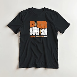 Può includere: T-shirt nera con le parole "BIER SCHISS" in arancione e bianco, con una grafica di bottiglia di birra. Sotto il testo c'è la parola "LOADING" con una barra di avanzamento.