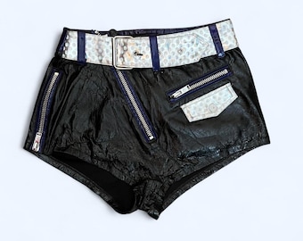 Current Mood – Svarta festivalshorts i läderimitation med skärp, storlek Small