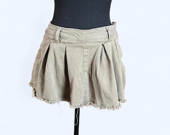 Saia-calça mini estilo grunge verde militar com shorts embutidos, tamanho 27, ideal para festivais.