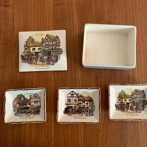Vintage Alfred Dunhill rookset uit de jaren 1950 – Gray’s Pottery doos met 3 Old Coach House asbakjes