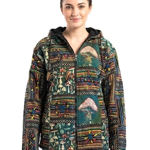 Könnte beinhalten: Eine Kapuzenjacke mit Reißverschluss und Patchwork-Design. Die Jacke hat verschiedene Muster, darunter Pilze. Die Farbpalette umfasst Grün-, Braun-, Blau- und Rottöne.