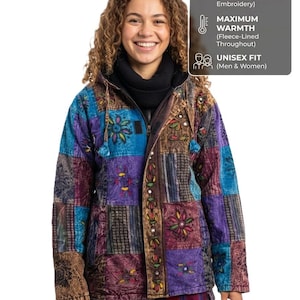 Peut inclure: Une veste à capuche avec un motif patchwork dans des tons de bleu, violet et marron, ornée de broderies florales et de miroirs. Le texte indique : 100% HANDMADE & UNIQUE (Stone-washed with Embroidery), MAXIMUM WARMTH (Fleece-Lined Throughout), UNISEX FIT (Men & Women).