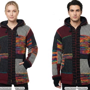 Könnte beinhalten: Eine Strickjacke mit Kapuze und Reißverschluss im Patchwork-Design mit Einsätzen aus unifarbenem Anthrazit, tiefem Burgunderrot und mehrfarbigen Regenbogen-Strickmustern. Das Kleidungsstück hat schwarze Rippbündchen mit Daumenlöchern.