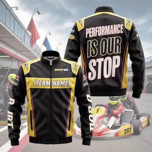 Puede incluir: Chaqueta de carreras negra y amarilla con el texto "PERFORMANCE IS OUR STOP" en la espalda. La chaqueta tiene cremallera frontal, una franja amarilla en el pecho para el nombre del equipo y detalles de estrellas.