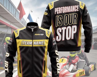 Puede incluir: Chaqueta de carreras negra y amarilla con el texto "PERFORMANCE IS OUR STOP" en la espalda. La chaqueta tiene cremallera frontal, una franja amarilla en el pecho para el nombre del equipo y detalles de estrellas.