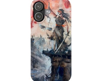Könnte beinhalten: Handyhülle mit einem Aquarellgemälde von Lady Justice. Das Kunstwerk zeigt eine blindgemachte Figur, die Waage und Schwert hält, vor dem Hintergrund einer Stadtlandschaft und eines rot-orangen Himmels.