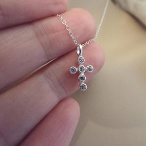 Collar de cruz pequeña con circonitas cúbicas en plata de ley: joyería minimalista y delicada