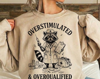 Enfermera salvaje divertida sobreestimulada y sobrecalificada PNG, Humor de enfermera PNG, Meme de mapache médico PNG (Descarga digital)