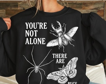 No estás solo, hay bichos PNG: Humor de insectos espeluznante PNG Arte de insectos gótico oscuro PNG Entomología vintage estética (Descarga digital)