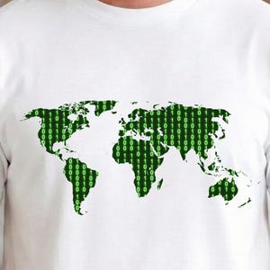 Puede incluir: Camiseta blanca con un diseño de mapa del mundo en código binario verde. El gráfico representa los continentes y océanos, formado por un patrón de 0s y 1s. La camiseta es de cuello redondo clásico.