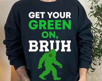 Trébol de Pie Grande divertido del Día de San Patricio PNG, Ponte verde, Humor de Sasquatch de la Suerte PNG, Meme irlandés verde PNG (Descarga digital)