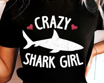 Chica tiburón loca PNG, Humor oceánico para amantes de los tiburones PNG, Cita divertida sobre el océano PNG, Tiburón lindo (Descarga digital)