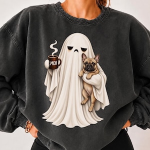 Op de afbeelding: Een antracietgrijze sweater met ronde hals voorzien van een afbeelding van een witte geest met een verveelde uitdrukking, die een bruine mok met de tekst MEH vasthoudt en een beige Franse Bulldog draagt in een lakenachtig gewaad.