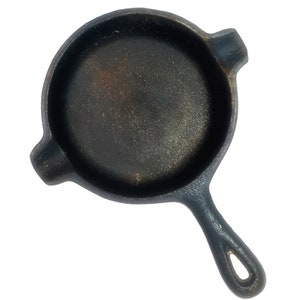 Vintage Cast Iron LODGE No. 4  ASHTRAY, Spoon Rest,Skillet, Coaster. Display. Collectible. Use.
