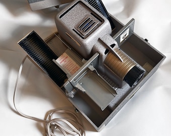 Vintage Made in USA Chicago Bell & Howell 1950s TDC HEADLINER  Selectron Semimatic 303 Three Dimension Co Slide Projector Case,Two Catridges