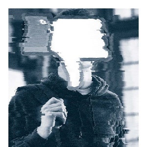 Pode incluir: Um cartaz de filme para o filme "The Social Network" com uma imagem azul e branca de uma pessoa com um ícone de polegar para baixo sobre o rosto. O cartaz também inclui o título do filme e os nomes do elenco e da equipe.