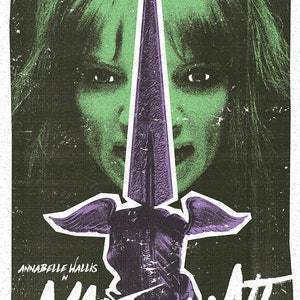 Puede incluir: Un póster de película de terror para "Malignant", que presenta a una mujer de piel verde con ojos oscuros sosteniendo un cuchillo morado con alas. El texto "Annabelle Wallis en Malignant" y "Una película de James Wan" es visible en el póster.