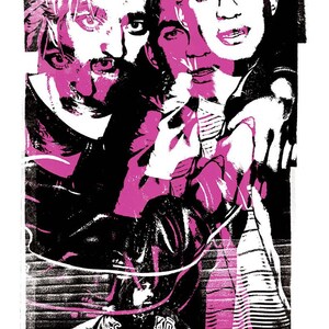 Puede incluir: Un p&oacute;ster en blanco y negro con una superposici&oacute;n rosa. El p&oacute;ster presenta a dos hombres, uno con el pelo corto y el otro con el pelo largo. El texto del p&oacute;ster dice "Robert Pattinson, Safdie Brothers, Good Time".