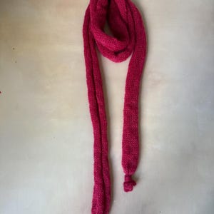 Kersenroze extra lange sjaal van mohair | Zachte pluizige omslagdoek van mohairmix | Lichtgewicht wintersjaal | Handgemaakt cadeau voor haar afbeelding 3