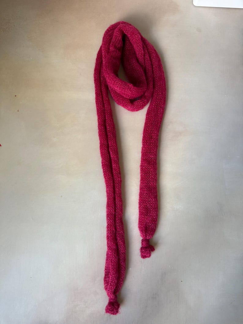 Kersenroze extra lange sjaal van mohair | Zachte pluizige omslagdoek van mohairmix | Lichtgewicht wintersjaal | Handgemaakt cadeau voor haar afbeelding 3