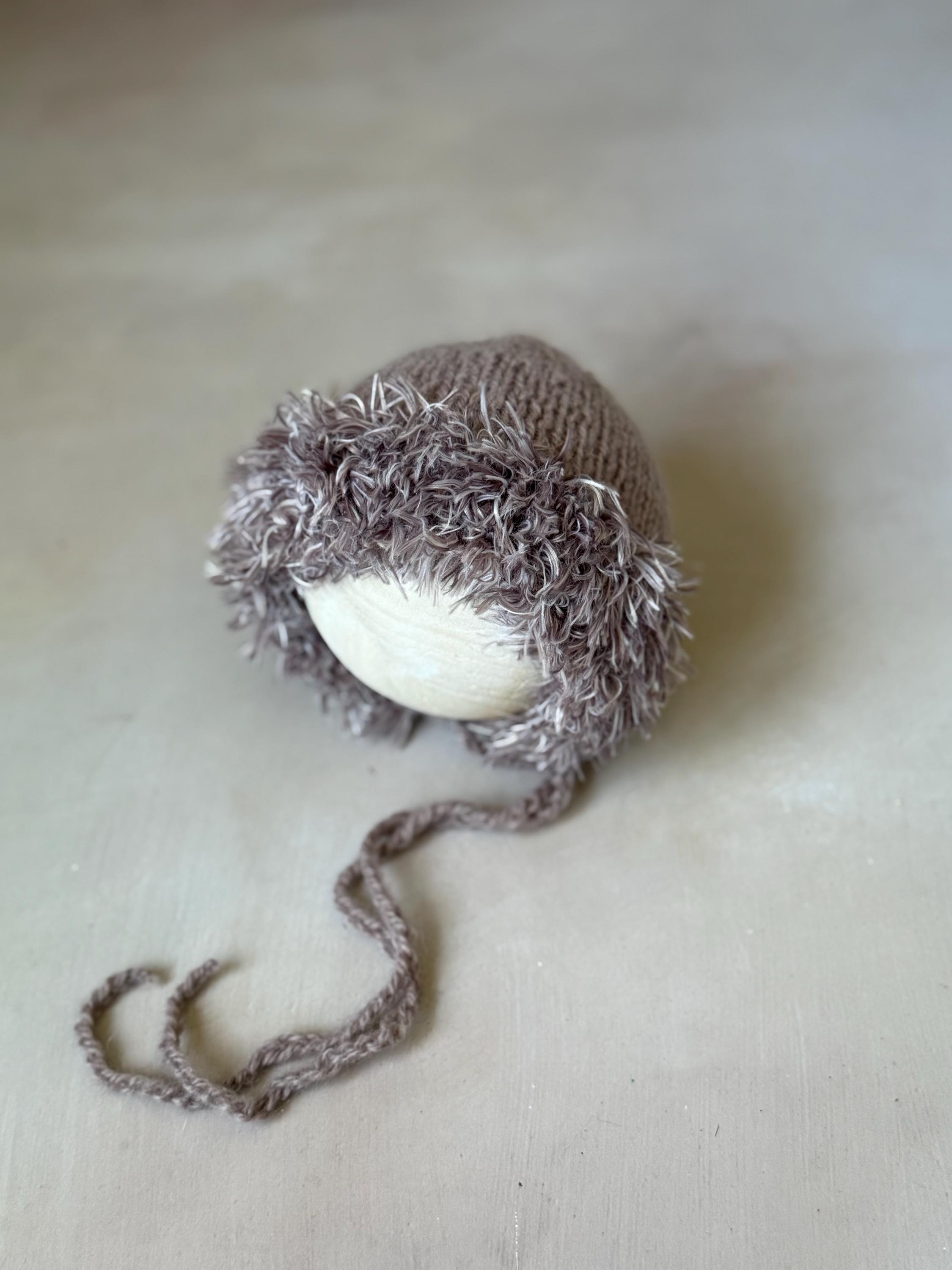 ハンドメイドニットベビーボンネット：ふわふわのトリム付き新生児写真