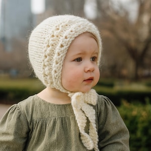Handmade Bulky Knit Baby Bonnet – Cream Winter Hat for Girls – Soft Acrylic Yarn – Vintage Style Bonnet for Toddlers