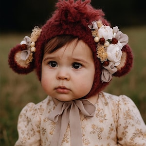 Sitter Monkey Bonnet - Mohairmischung mit blumigen Akzenten, 12-18 Monate