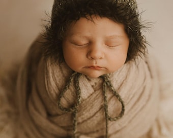 Handgemaakte gebreide newborn elfenmuts met rand van imitatiebont – punthoed bosgroen