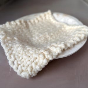 Cobertor de malha com fio grosso e branco | Cobertor grosso para recém-nascidos | Cobertor de camada feito à mão para recém-nascidos – acessório cremoso para recém-nascidos