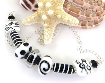Collana in vetro lavorato a lume artigianale, collana in bianco e nero, gioielli d'arte moderna, collana a catena, collana fatta a mano di Carol Murray Jewelry NK167