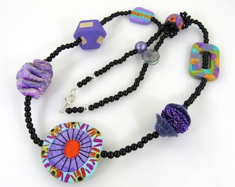 Collier couleur pop, collier de perles bohème peint à la main, collier violet artistique, collier de bijoux Carol Murray fait main techniques mixtes (118)