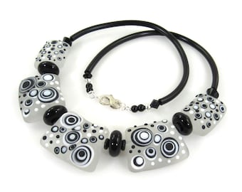 Collana in vetro lavorato a lume, collana d'arte moderna, collana in bianco e nero, collana astratta fatta a mano, collana di gioielli Carol Murray (NK 136)