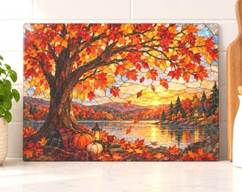 Planche à découper en vitrail d'automne, décor de cuisine avec arbre et lac en automne