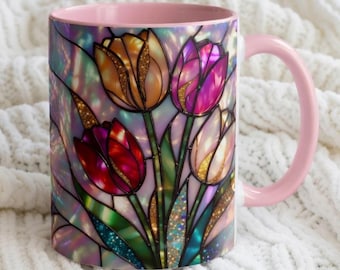 Può includere: Una tazza in ceramica con manico e interno rosa. La tazza presenta un design a vetrata di tulipani colorati nelle tonalità del rosso, arancione, viola e bianco. Lo sfondo ha un effetto cangiante e iridescente.