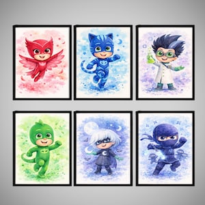 Puede incluir: Seis impresiones enmarcadas en acuarela con personajes de dibujos animados. Los personajes incluyen un búho rojo, un gato azul, un niño con bata de laboratorio, un gecko verde, una niña con un atuendo oscuro y un ninja azul. Cada personaje está sobre un fondo colorido.