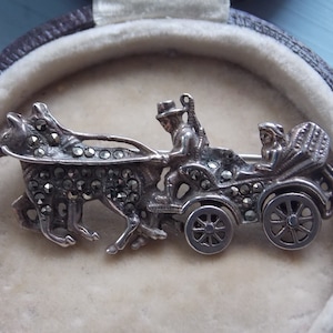 Lovely Silver Horses  Carriage Brooch Pin